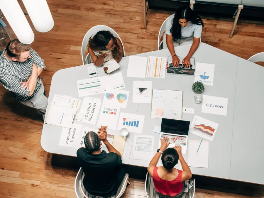 Membri al lavoro in uno spazio coworking