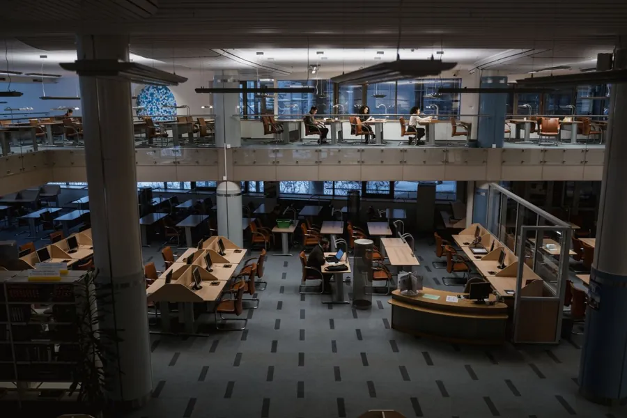 Biblioteca moderna con spazi di studio condivisi